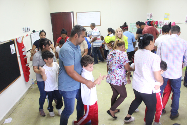 Estudiantes del Programa de Autismo participan en taller de Musicoterapia   