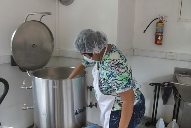 Adiestran a madres de familia sobre productos lácteos