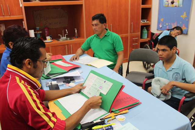 Estudiantes de Parálisis Cerebral reciben Beca Universal