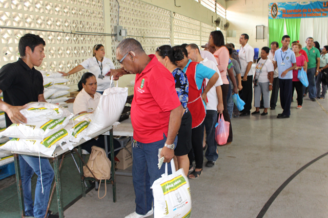 Colaboradores del IPHE aprovechan feria libre