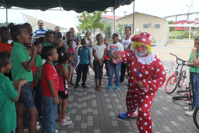 Estudiantes celebran con un convivio sobre "La Diversidad"