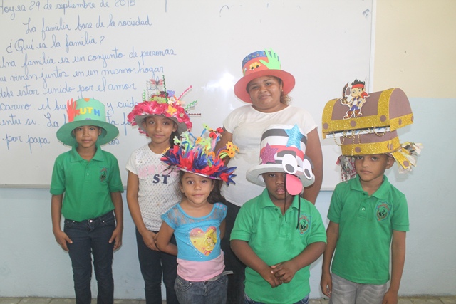 Niños realizan exhibición de sombreros