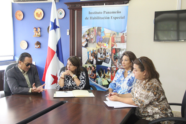 IPHE entrega convenio refrendado por la Contraloría a la Unión Nacional de Ciegos de Panamá
