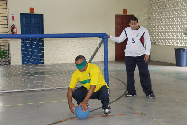 Instruyen a docentes sobre “Goalball” para personas ciegas