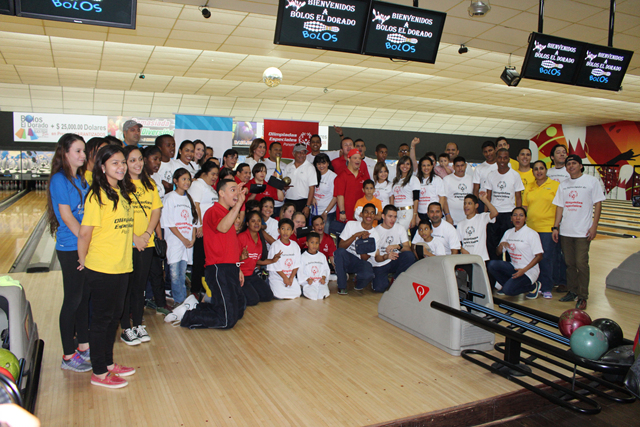 Jóvenes de la Escuela Vocacional en torneo de boliche