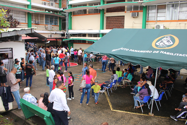 Panameños beneficiados con masiva entrega de audífonos