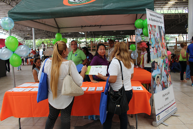 Trabajadores sociales participan en feria interinstitucional