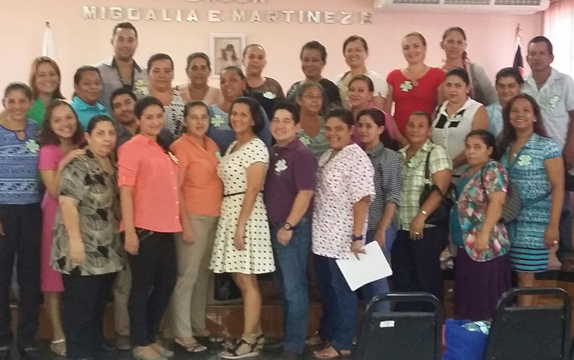 Padres aprenden más sobre la condición sus hijos