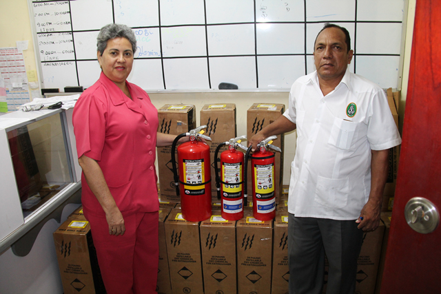 Colocan extintores y señales de evacuación en los pasillos de sede de Betania