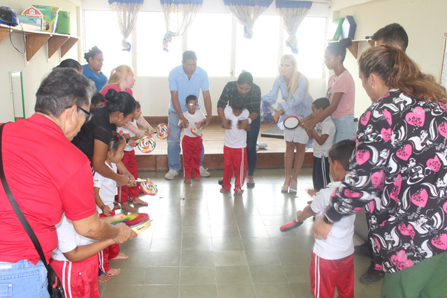 Experta realiza sesión de musicoterapia en Escuela de Ciegos Helen Keller del IPHE