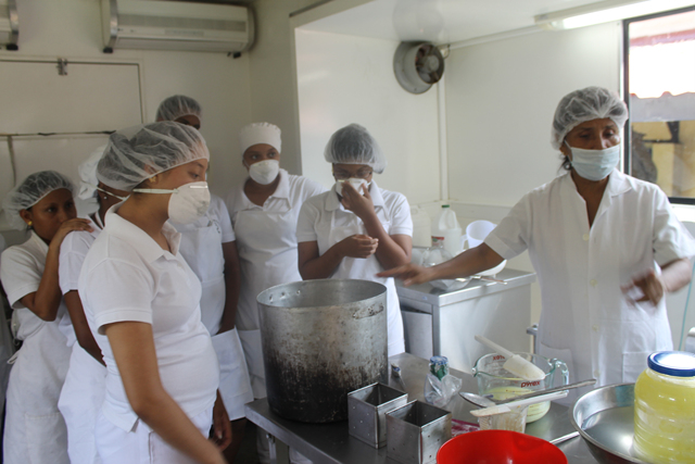Se capacitan en elaboración de productos lácteos