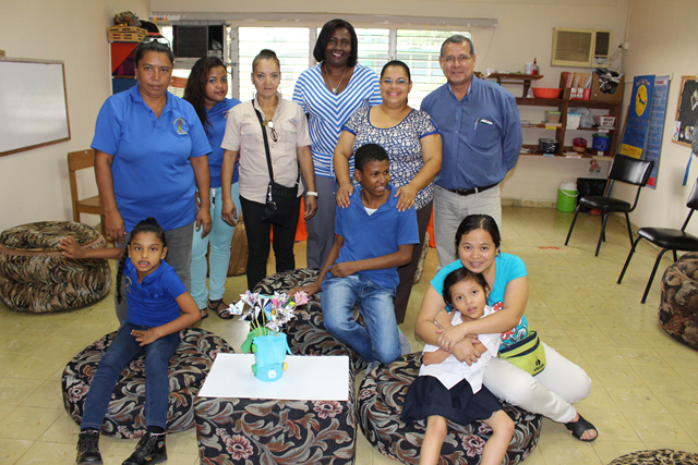 Madres confeccionan muebles con materiales reciclados