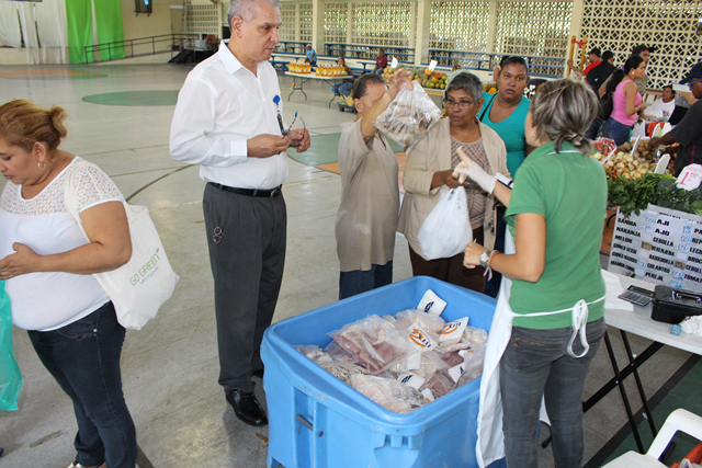 Colaboradores aprovechan los precios de feria libre