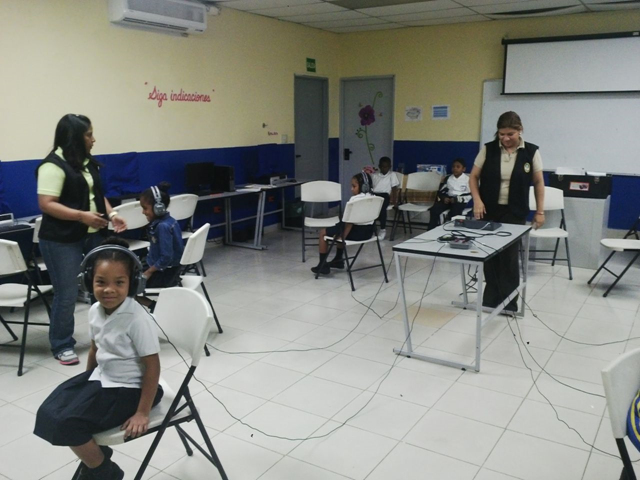 Practican pruebas auditivas en escuela de inclusión