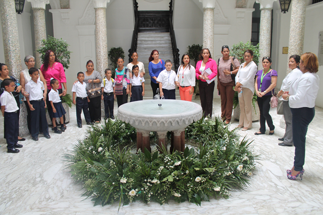 Alumnos de inclusión visitan la Presidencia y la Cancillería