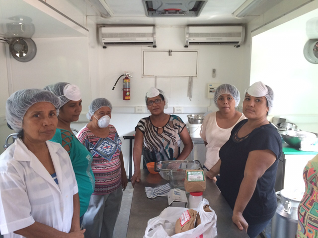 Capacitan a madres de familias para la autonomía financiera