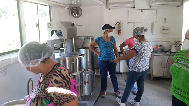 Madres aprenden técnicas de cocina en la EVE