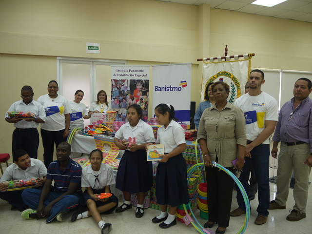 “Líderes comunitarios” realizan donación a la EVE