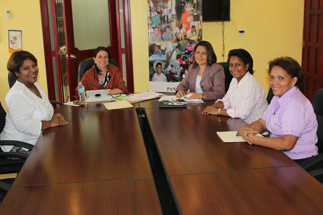 Directora general se reúne con la Asociación de Sordos