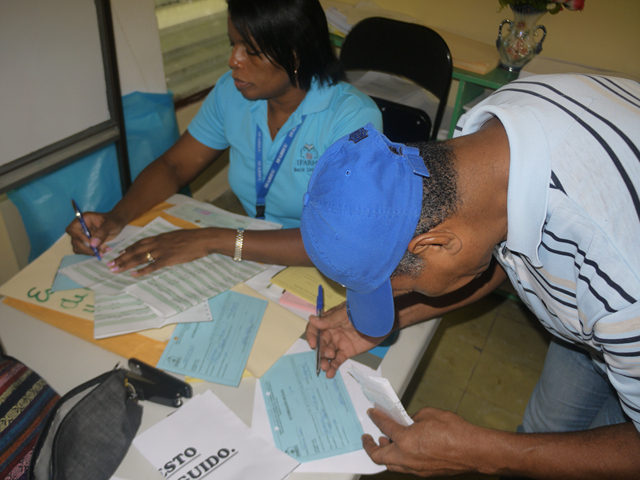 Segunda entrega de beca universal en el IPHE