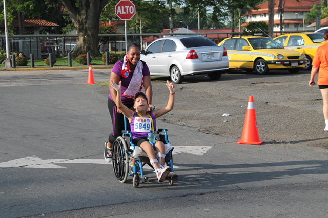 Alumnos con parálisis participan en carrera–caminata