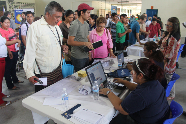 Aspirantes a un empleo o un negocio actualizan su información personal