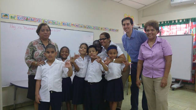 Escuela de Sordos recibe visita internacional