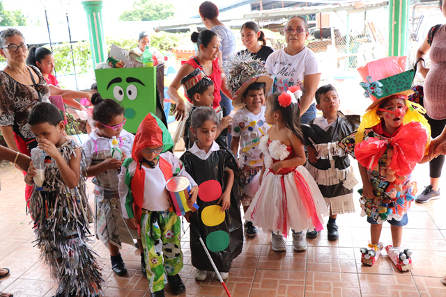 En la Escuela Helen Keller del IPHE un concurso de vestuarios promueven cultura del reciclaje