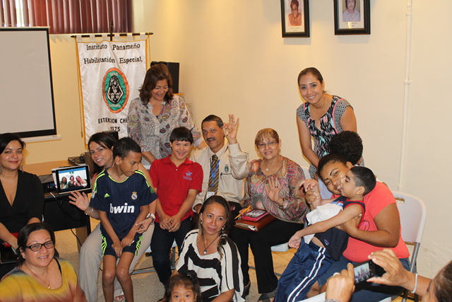 Padres y madres se involucran en aprendizajes de sus hijos