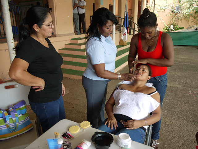 Instruyen sobre cómo resaltar la belleza femenina