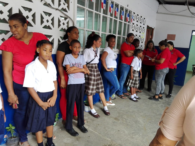 Personal técnico del IPHE Colón atiende a estudiantes de Puerto Lindo