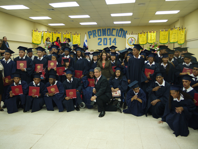 Estudiantes de la Escuela Vocacional Especial  Alcanzan y abrazan el éxito académico