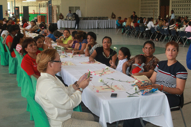 En honor a su día, las Madres del IPHE son agasajadas
