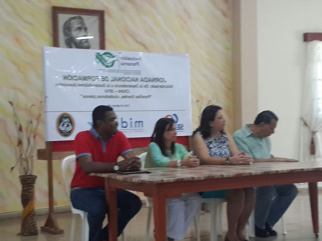 Padres de familia, técnicos y administrativos son capacitados