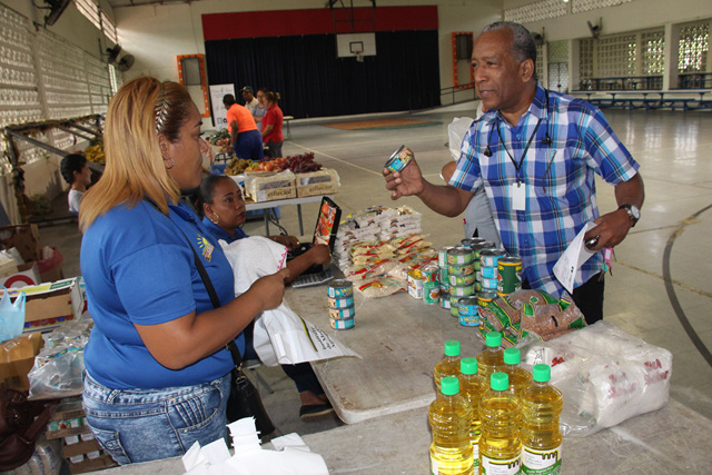 Venden productos de la canasta básica en feria del IMA dentro del IPHE