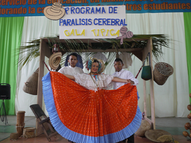 Asociación de Padres de Familia y Programa de Parálisis Cerebral realizan Gala Típica