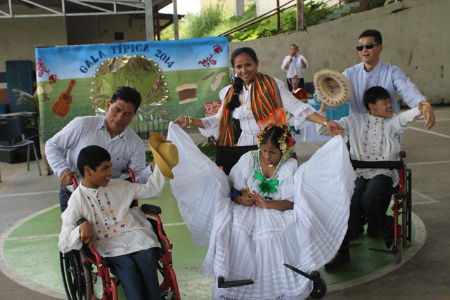 Alumnos de Parálisis Cerebral  se lucen en gala folclórica