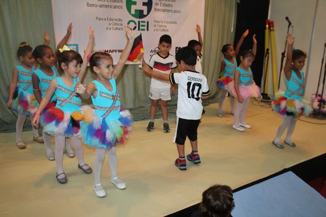 Niños del IPHE se presentan en la Feria del Libro