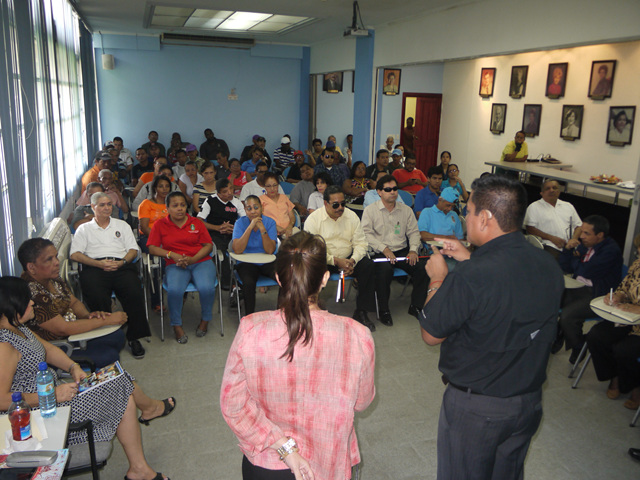Directora general se reúne con colaboradores con discapacidad