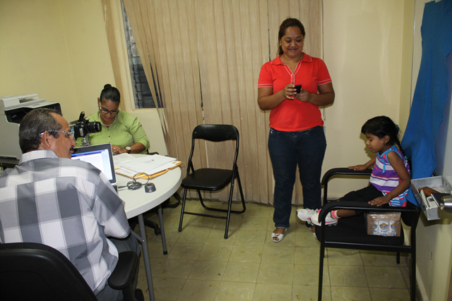 Alumnos del IPHE se toman fotos para cédula juvenil