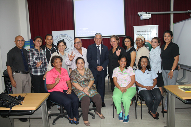 Rector de UDELAS visita a participantes de taller