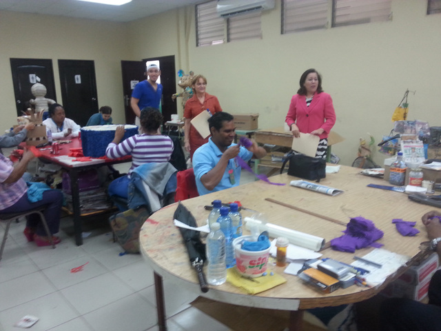 Autoridades felicitan a personal de Talleres de Producción
