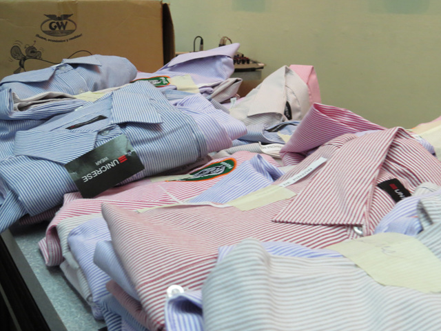 Entregan camisas a secretarias