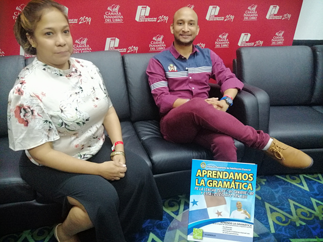 Docente del IPHE presenta obra en la Feria del Libro