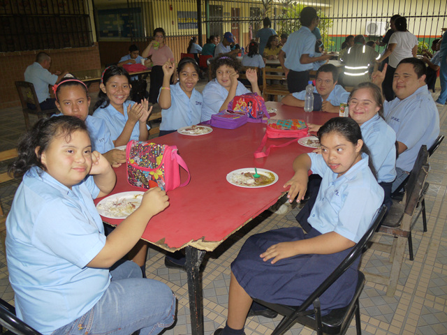 Fortaleciendo la nutrición escolar de 300 estudiantes