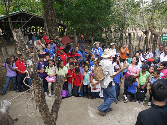 Realizan convivio en finca agropecuaria