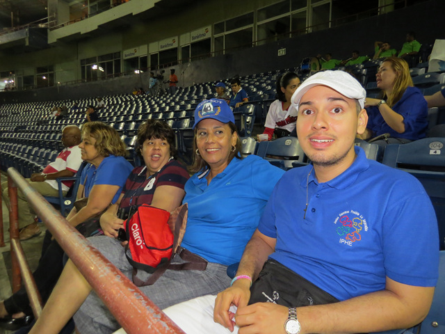 Juego de béisbol en honor al mes del Autismo