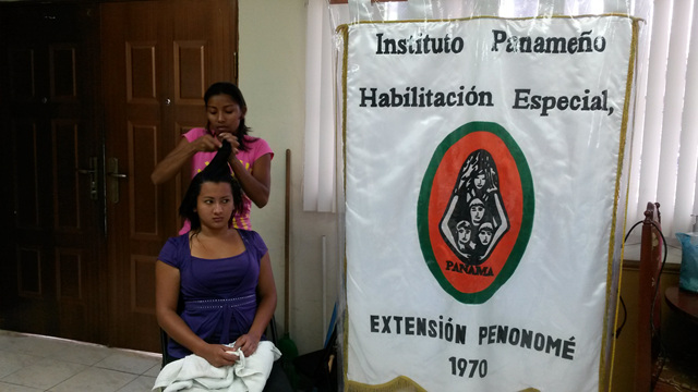Seminario de belleza a madres de Penonomé
