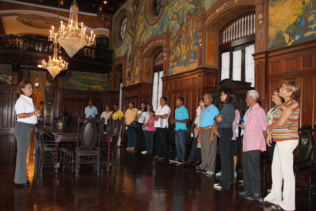 Colaboradores del IPHE visitan la Presidencia y pasean en Metro