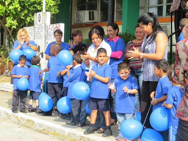 Cadena humana en honor al mes del Autismo